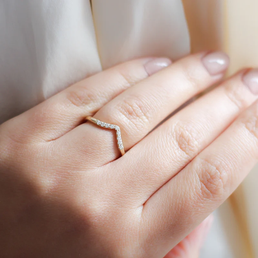 14k Yellow Gold Point band with  0.135ct of round brilliant cut Canadian diamond studded on a curve | On hand model